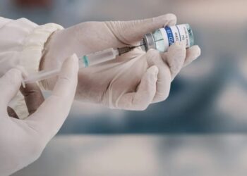 Existem, atualmente, dois tipos de vacina contra herpes-zóster: a atenuada e a recombinada inativa IMAGINESTOCK/GettyImages