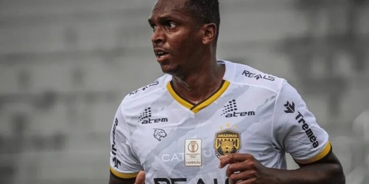Ex-Corinthians, Jô paga pensão e deixa cadeia em Campinas