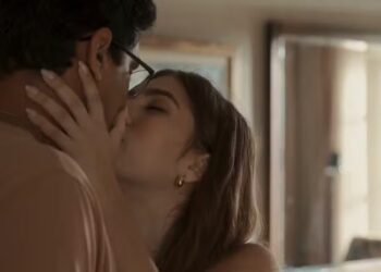 Após noitada, Buba e Guto dão o primeiro beijo Reprodução/Globo