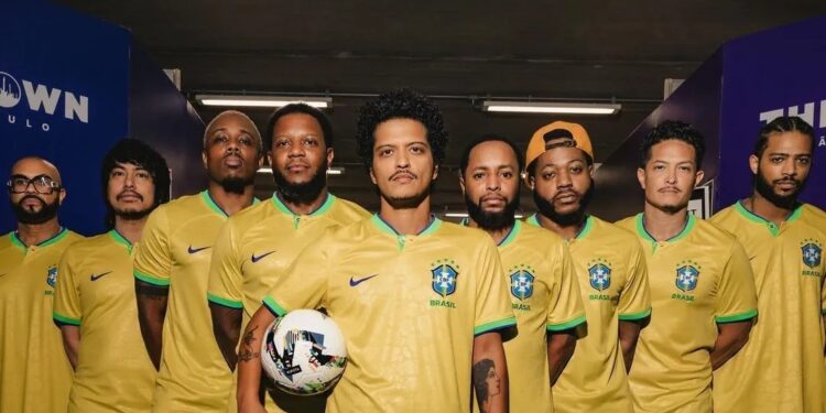 Bruno Mars e sua banda durante sua passagem pelo Brasil em 2023
Reprodução/Instagram