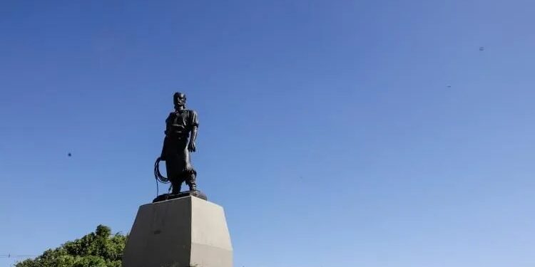 Veja antes e depois da Estátua do Laçador, ponto turístico de Porto Alegre