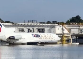 Aeronave em meio ao alagamento nas dependências do aeroporto Crédito: Reprodução
