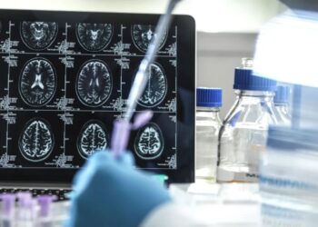 Gene associado ao maior risco de Alzheimer pode ser, na verdade, uma forma herdada da doença, segundo novo estudo
Tek Image/Science Photo Library/Getty Images