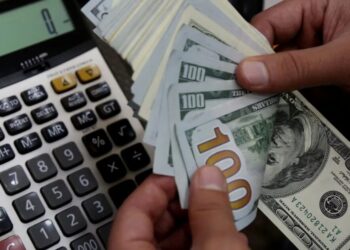 Dólar abre em queda acentuada após melhora na perspectiva de crédito do Brasil e decisão do Fed