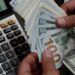 Dólar abre em queda acentuada após melhora na perspectiva de crédito do Brasil e decisão do Fed