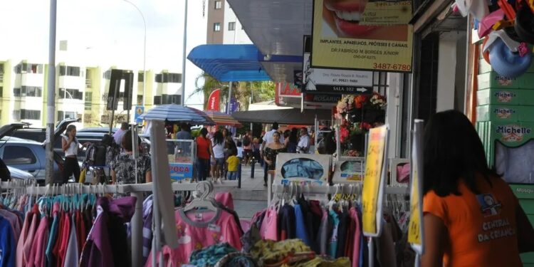 Vendas no varejo do Brasil têm estabilidade em março, diz IBGE