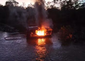 Polícia queima balsa usada em garimpo ilegal e multa suspeitos em R$ 110 mil