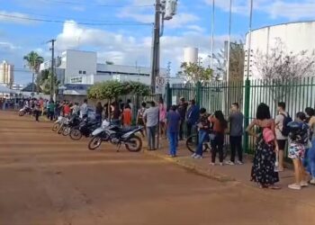 Cartório de Araguaína tem fila quilométrica de eleitores — Foto: Claudemir Macedo/TV Anhanguera