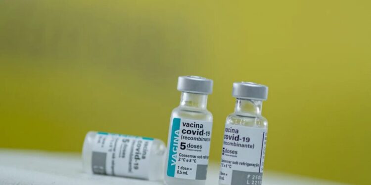 AstraZeneca para de fabricar vacina de Covid-19 por “declínio na procura”