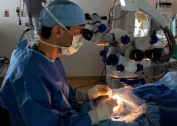 Jason Comander realiza o procedimento cirúrgico para entregar medicamento experimental baseado em CRISPR a um participante do estudo em setembro de 2020 Mass Eye and Ear/Divulgação