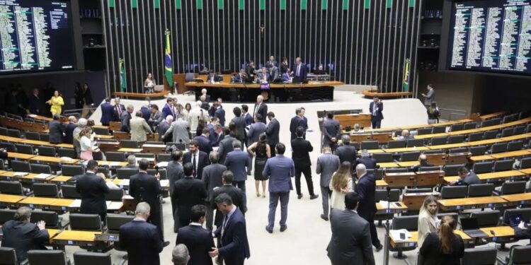 Câmara aprova política nacional para cuidados de pessoas com Alzheimer