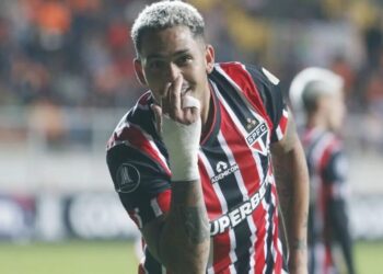 Luciano comemora o belo gol que marcou para empatar o jogo Reprodução/Twitter Libertadores BR