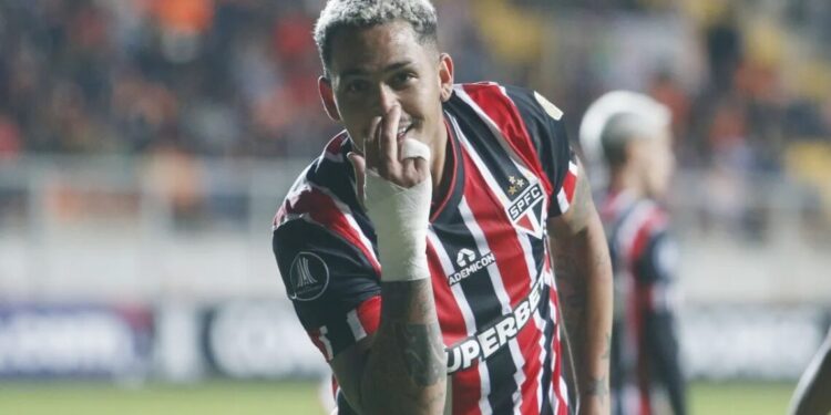 Com golaços, São Paulo vira sobre Cobresal e carimba vaga nas oitavas da Libertadores