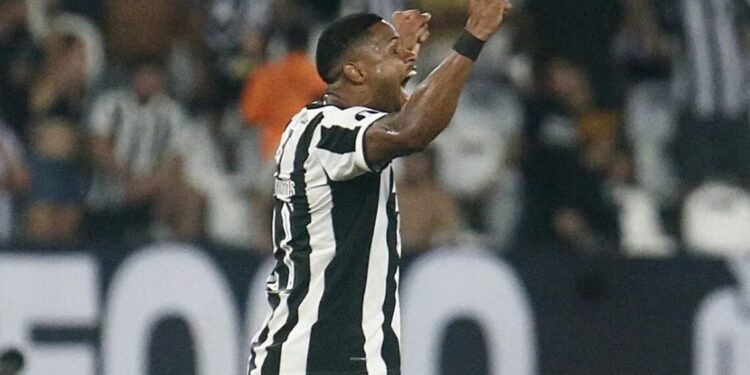 Libertadores: Botafogo vence LDU e respira na luta por vaga nas oitavas