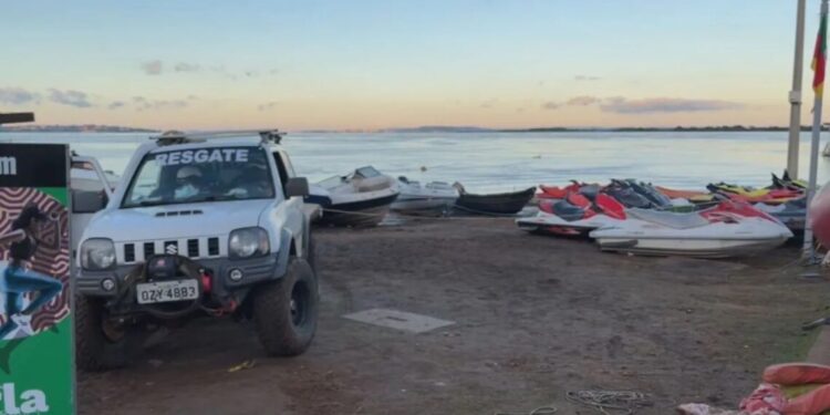 Chuvas no RS: após trégua na chuva, voluntários retomam resgates no Guaíba