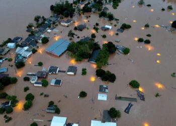 Casas inundadas perto do rio Taquari após fortes chuvas na cidade de Encantado, no Rio Grande do Sul