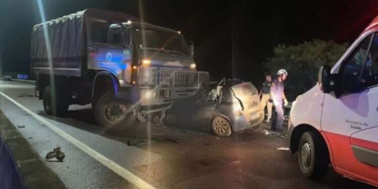 Em meio às chuvas, caminhão do Exército bate em carro e deixa 3 mortos em Esteio (RS)