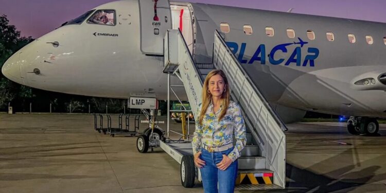Leila Pereira, presidente do Palmeiras, em frente ao avião dela
Divulgação/Leila Pereira