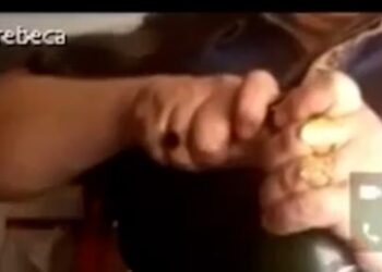 Momento em que ré abre garrafa durante audiência — Foto: Reprodução