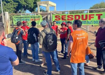 Grevistas fecham portões da UFT — Foto: Aurora Fernandes/ TV Anhanguera