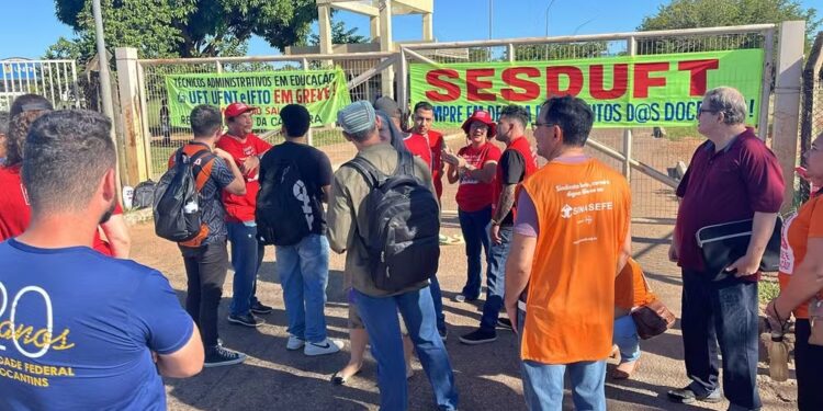 Imagens mostra confusão após portões da UFT serem fechados por professores e técnicos em greve
