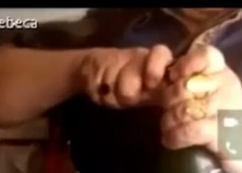 Momento em que ré abre garrafa durante audiência — Foto: Reprodução