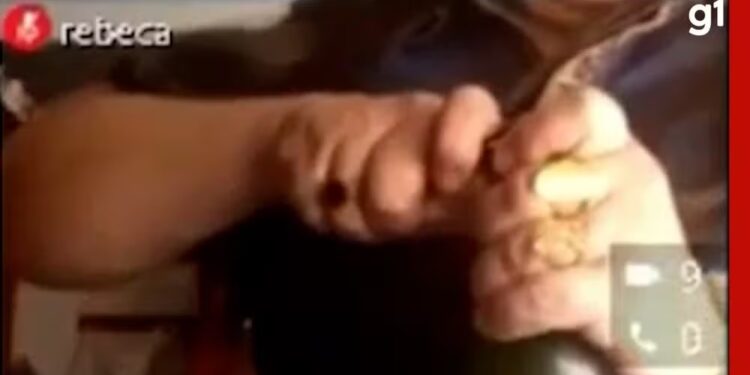 Momento em que ré abre garrafa durante audiência — Foto: Reprodução