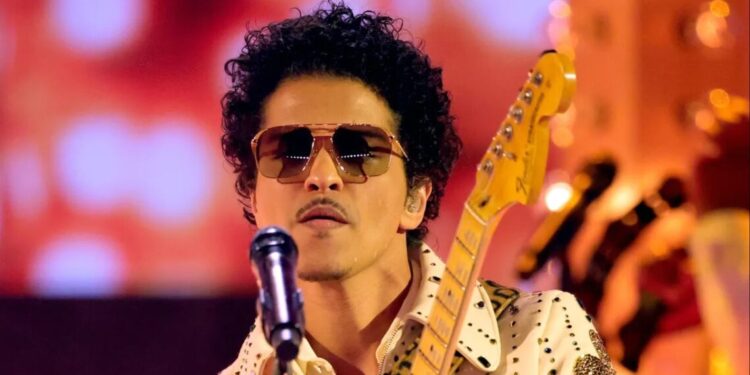 Bruno Mars se apresentando com o projeto Silk Sonic no Grammy de 2022, em Las Vegas
Rich Fury/Getty Images for The Recording Academy