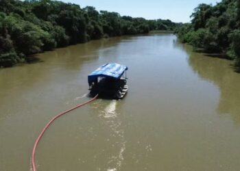 Balsa utilizada para extração de minérios é encontrada em Jaú do Tocantins — Foto: Divulgação/BPMA/Naturatins