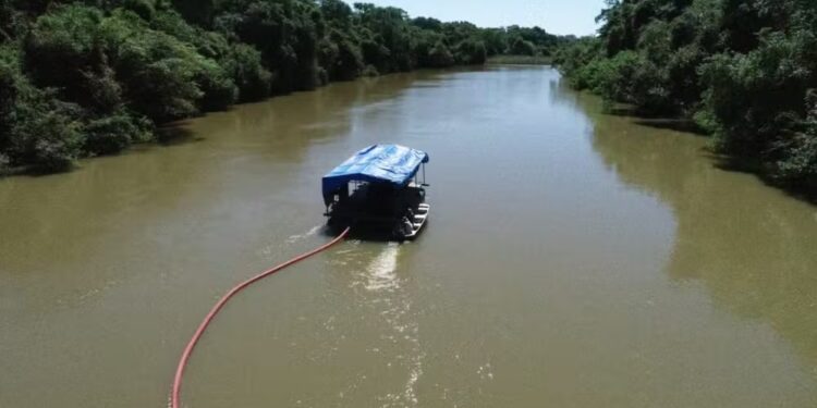 Balsa com equipamentos de extração de minério é encontrada abandonada em rio no Tocantins