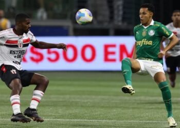 O jogador Lázaro, da SE Palmeiras, disputa bola com o jogdor do Botafogo FC, durante partida válida pela terceira fase, da Copa do Brasil, na arena Allianz Parque.