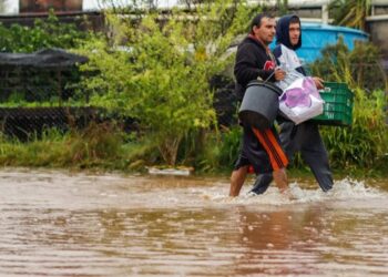 Chuvas fortes causam mortes, estragos, enchente e deixa centenas de pessoas desabrigadas no Rio Grande do Sul. No bairro Entre-Rios, o rio Passo Fundo subiu deixando diversas casas embaixo d'água e pessoas e animais tendo que serem resgatados, na cidade de Passo Fundo, nesta segunda, 4 de setembro de 2023.