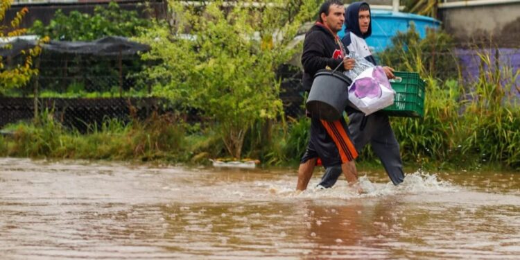 Chuvas fortes causam mortes, estragos, enchente e deixa centenas de pessoas desabrigadas no Rio Grande do Sul. No bairro Entre-Rios, o rio Passo Fundo subiu deixando diversas casas embaixo d'água e pessoas e animais tendo que serem resgatados, na cidade de Passo Fundo, nesta segunda, 4 de setembro de 2023.