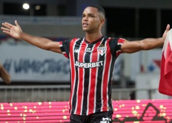 Juan comemora um dos dois gols que marcou para o São Paulo contra o Águia de Marabá pela Copa do Brasil Reprodução/Twitter Copa do Brasil/Fernando Torres/ Agif/Gazeta Press