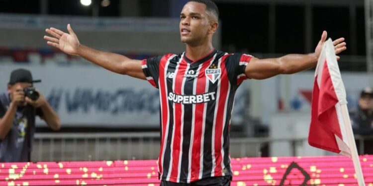 Juan comemora um dos dois gols que marcou para o São Paulo contra o Águia de Marabá pela Copa do Brasil
Reprodução/Twitter Copa do Brasil/Fernando Torres/ Agif/Gazeta Press