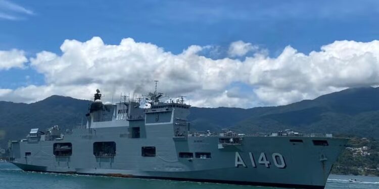 Maior navio de guerra da América Latina chega ao RS para auxiliar em enchentes