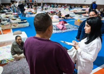 Atendimento às vítimas das enchentes no RS é feito nos abrigos por equipe de médicos e psicólogos voluntários Jefferson Bernardes/Getty Images
