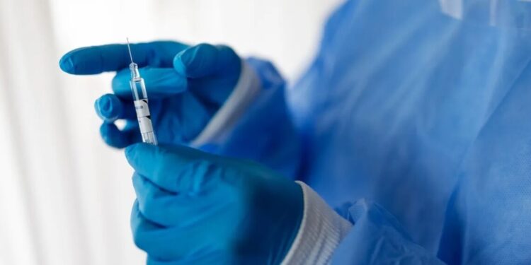 Vacina da Covid-19 pode ajudar pessoas com insuficiência cardíaca a viverem mais