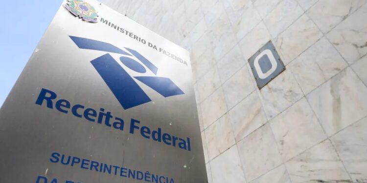 Leilão da Receita tem iPhone por R$ 500 e esmeralda por R$ 115 milhões; saiba participar