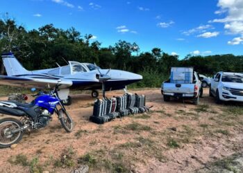 Aeronaves, pacotes de cocaína e veículos foram apreendidos — Foto: Divulgação/PF