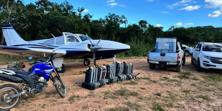 Aeronaves, pacotes de cocaína e veículos foram apreendidos — Foto: Divulgação/PF