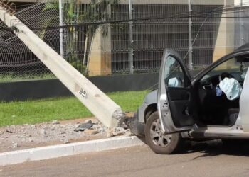Carro derrubou poste — Foto: Divulgação/Energisa