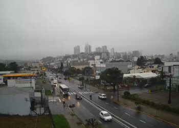 Céu encoberto e chuva fraca em Caxias do Sul, na Serra Gaúcha, na manhã desta segunda-feira (13)