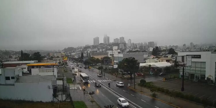 Céu encoberto e chuva fraca em Caxias do Sul, na Serra Gaúcha, na manhã desta segunda-feira (13)