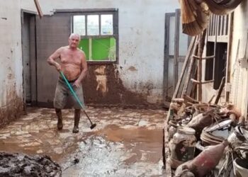 Milton Alves da Silva limpando a casa depois da enchente de maio de 2024 Crédito: Reprodução/ Redes Sociais