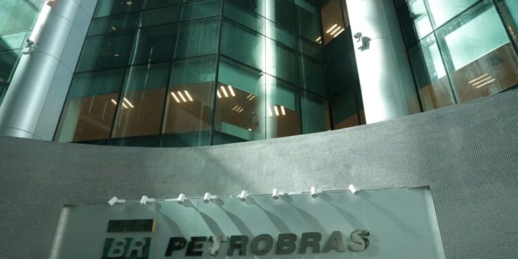 Lucro líquido da Petrobras cai 38% no 1º tri, a R$ 23,7 bilhões