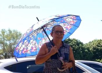 Dona Carmen Coragem não dispensa a proteção solar — Foto: Reprodução/TV Anhanguera