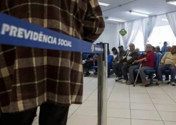 INSS começa a pagar 1ª parcela do 13º para quem recebe mais do que o salário mínimo