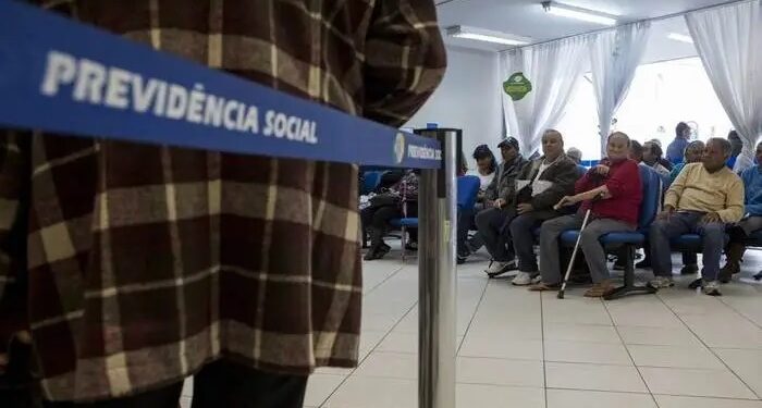 INSS começa a pagar 1ª parcela do 13º para quem recebe mais do que o salário mínimo