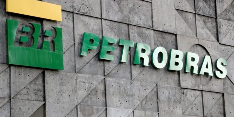 Petrobras eleva preço médio do querosene de aviação em 2,8% a partir de maio